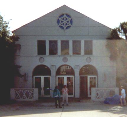 palmsdiningcenter.JPG (19551 bytes)